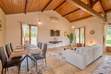 Gîte pour 6 personnes, avec jardin ainsi que terrasse et piscine à Casteljaloux
