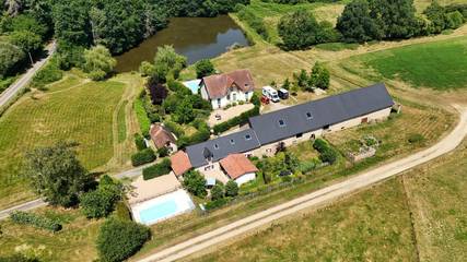 Gîte pour 10 personnes, avec terrasse ainsi que jardin et piscine à Château-Chervix