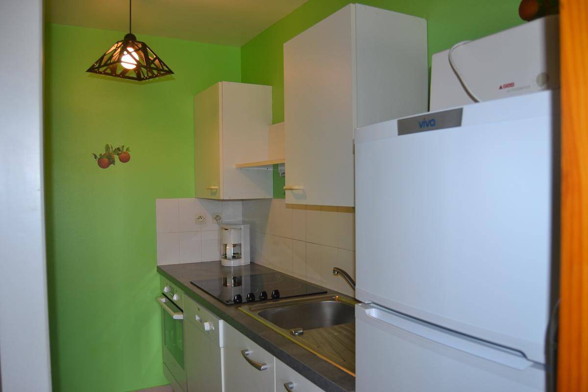Cozy Gite Apt with Parking & Terrace near Beach in Gouville-sur-Mer, Coutances