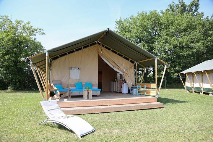 Lodge pour 5 personnes, avec piscine ainsi que terrasse et jardin