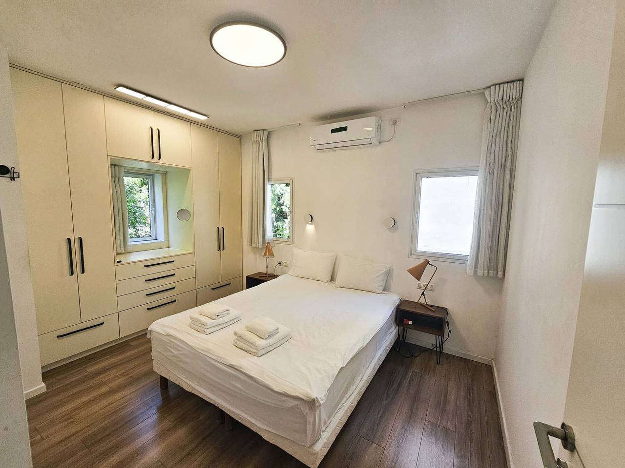 Ganze Wohnung, Spacious Quiet 2Br & Parking City Center by Feelhome in Tel Aviv, Bezirk Tel Aviv