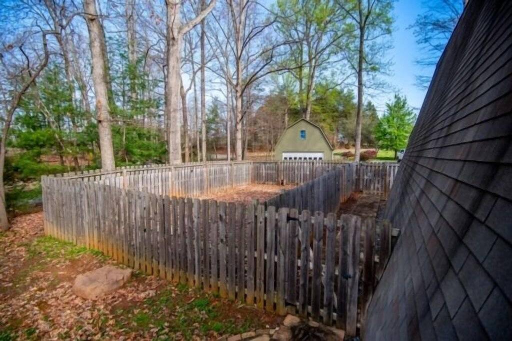 Hier kommt die Sonne: Wlan, Tischtennis & Billardtisch, Sandstrand, Paddelboot, im Hof eingezäunt, Haustiere erlaubt in Smith Mountain Lake