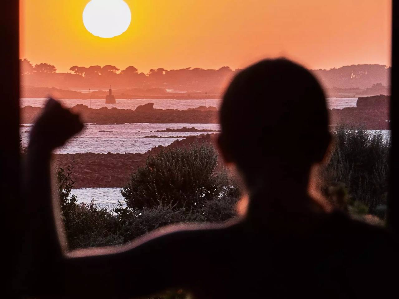 12 personas in Pleubian, Costa de granito rosa