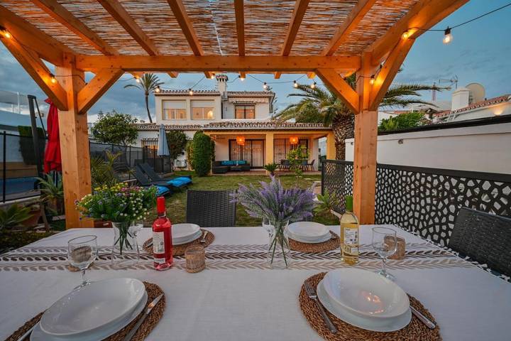 Beach house for 8 people, with garden and view as well as pool in Marbella
