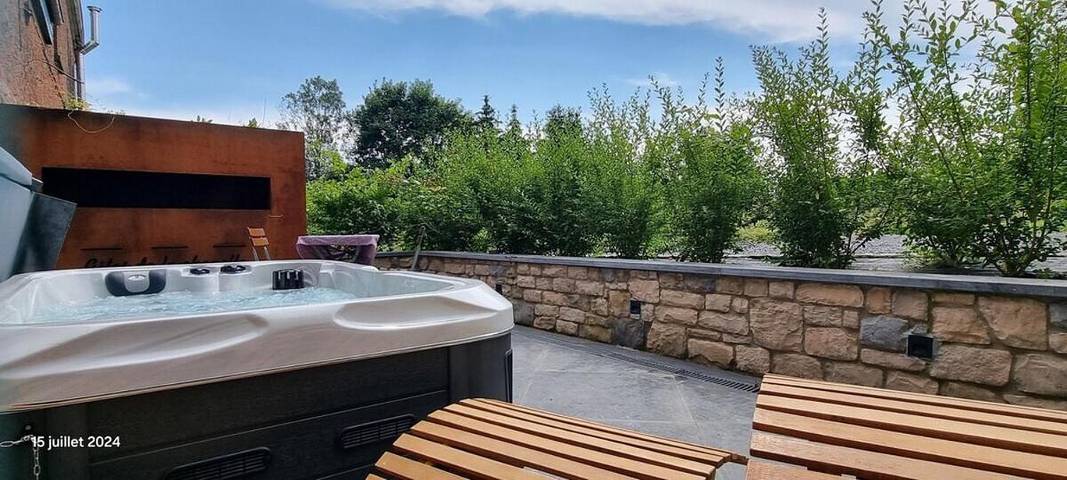 Location de vacances pour 2 personnes, avec Jacuzzi et Terrasse ainsi que Jardin et Piscine à Assesse