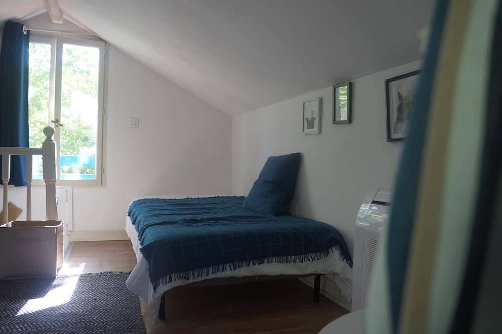 Encantadora casita azul en el corazón de los páramos cerca del océano y el lago de León in Linxe, Côte d’Argent