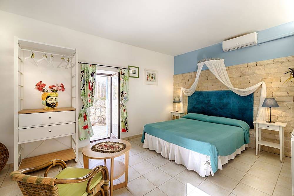 Villa U Marchisi with pool wifi next to the beach in Cava d'Aliga in Cava d'Aliga, Provincia de Ragusa