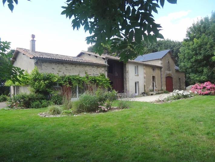 Cottage pour 4 personnes, avec jardin et terrasse ainsi que vue et piscine à Le Retail