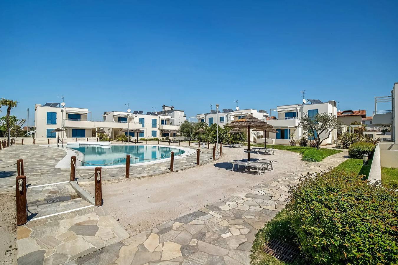 Appartement entier, Appartement 'Blu Village' avec piscine partagée, terrasse privée et climatisation in Lido di Jesolo, Jesolo