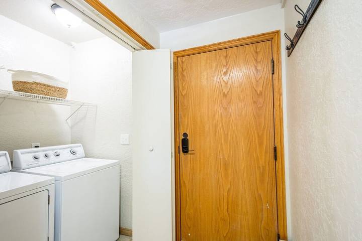 Chalet for 36 people, with hot tub and balcony as well as yard in Utah