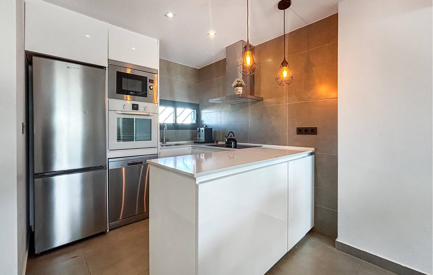 Appartement de vacances entier, Escapade au bord de la mer avec piscine, parking et WiFi in Playa Moncayo, Guardamar del Segura