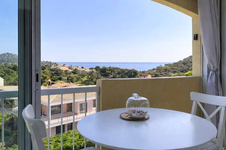 Location de vacances pour 4 personnes, avec Balcon ainsi que Terrasse et Piscine dans Le Dramont