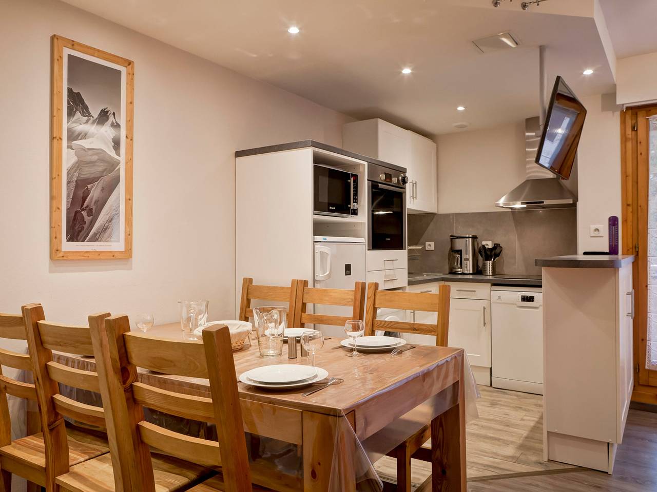 Entire apartment, Central 3-Bedroom Apartment with Terrace in Brides-les-Bains in Brides-les-Bains, Les Trois Vallées