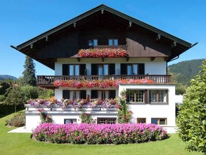 Ferienwohnung für 2 Personen, mit Garten und Ausblick sowie Seeblick und Balkon am Tegernsee