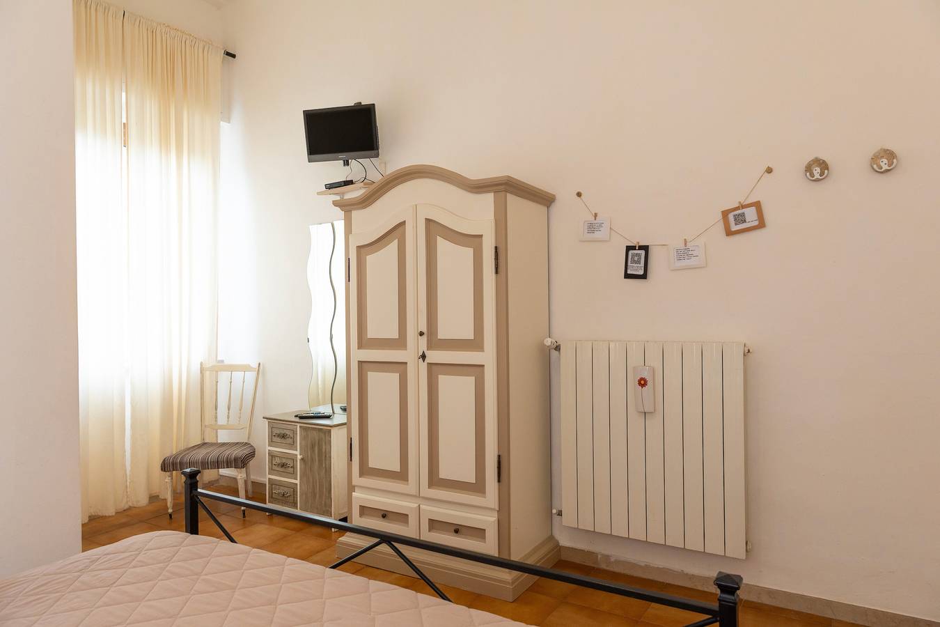 Camera 'Piccolo Paradiso - Camera 2' con terrazza condivisa, giardino condiviso e Wi-Fi in Livorno, Costa degli Etruschi