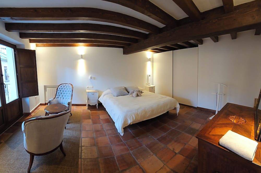 Entire apartment, Second floor, old house, very spacious, bright, to rest for a few days. in Pedraza, Segovia Province