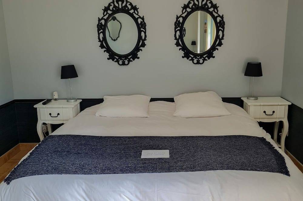 Double room overlooking landscaped garden and swimming pool in charming house in Saint-Priest, Rhône