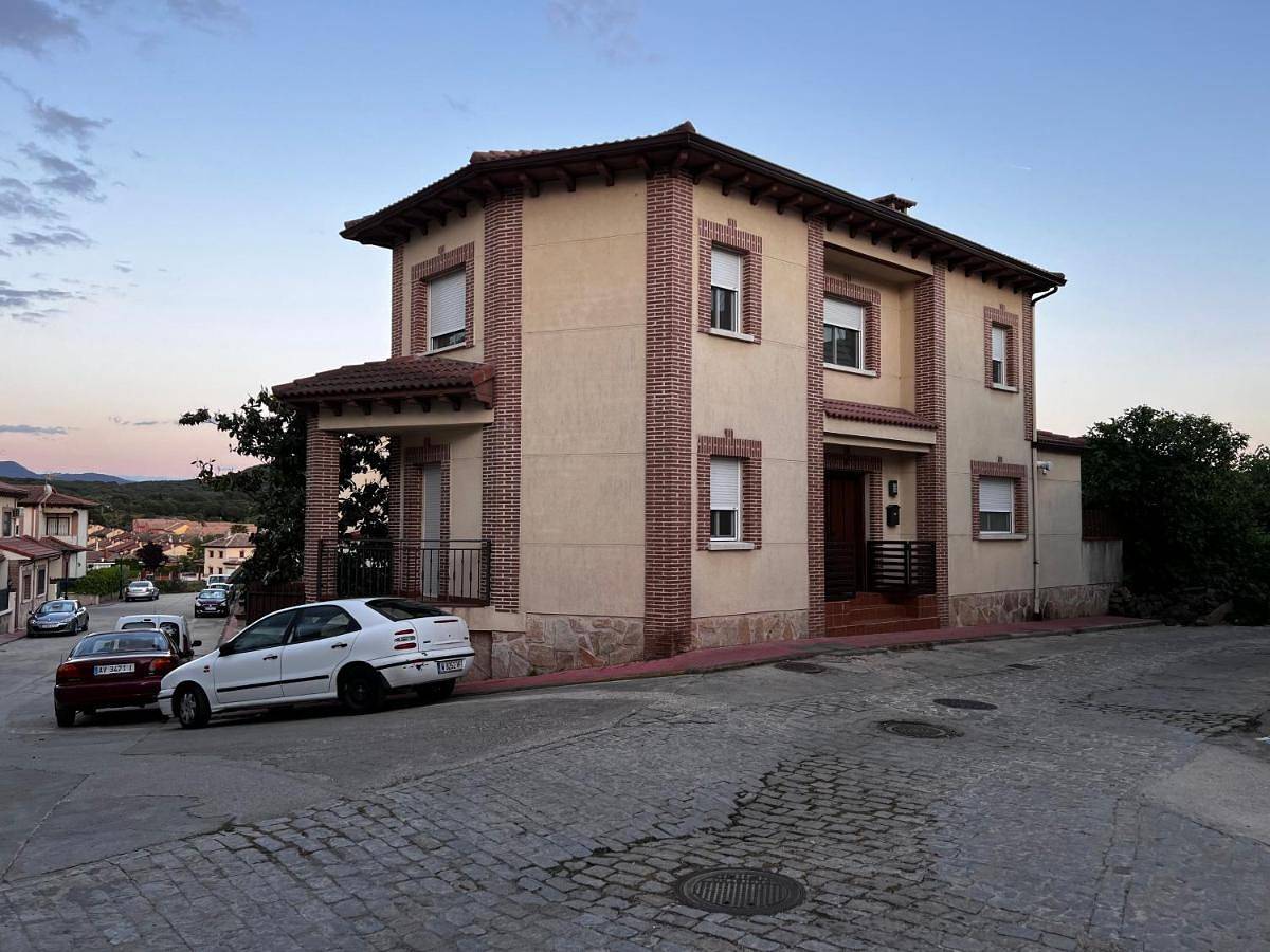Four-Bedroom House in La Adrada, Provincia de Ávila