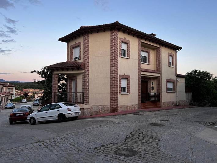 Location de vacances pour 10 personnes, avec piscine ainsi que vue et jardin, animaux acceptés à La Adrada - 3