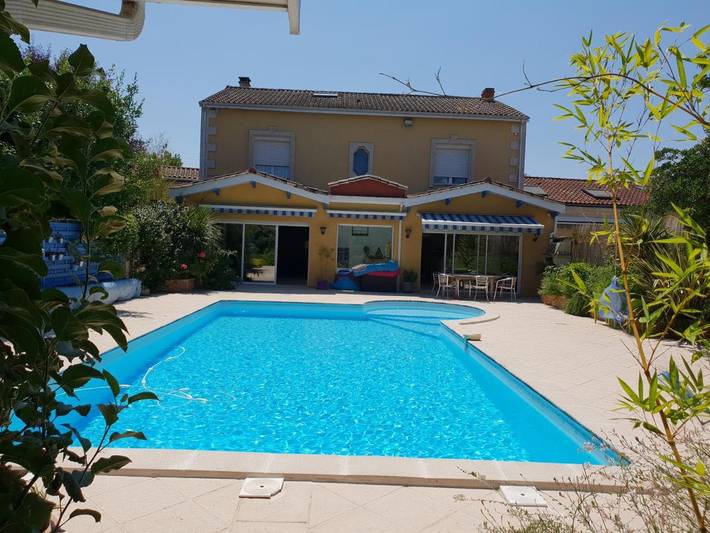 Location de vacances pour 2 personnes, avec jardin ainsi que piscine et terrasse à Mérignac - 2