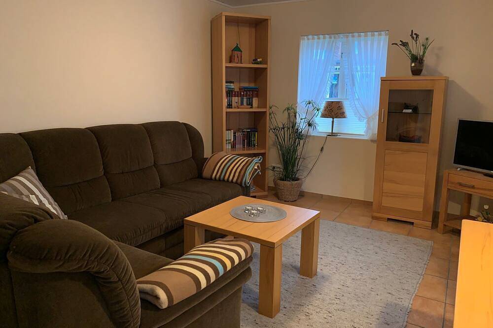 Ganze Wohnung, Schöne Ferienwohnung in Reetdachhaus im Ortskern von Nebel. in Nebel, Amrum