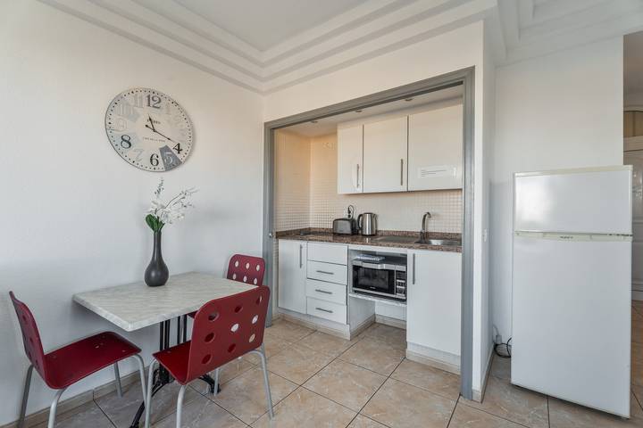 Apartamento entero, Apartamento Vacacional 'Orlando' con Vista al Mar, Piscina Compartida y Wi-Fi in Puerto Colon, Adeje