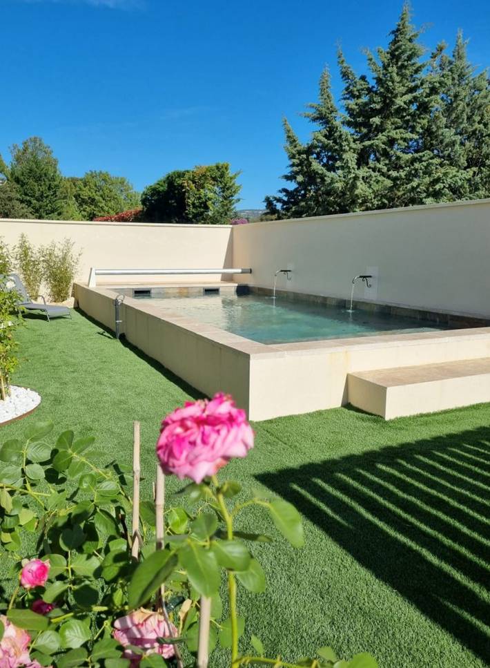 Gîte pour 8 personnes, avec terrasse et piscine