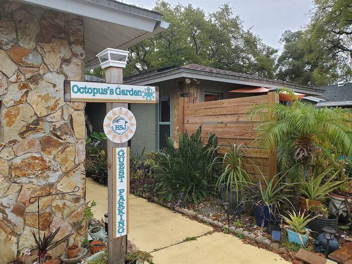 Vacation rental for 4 people, with yard and terrace in Seminole