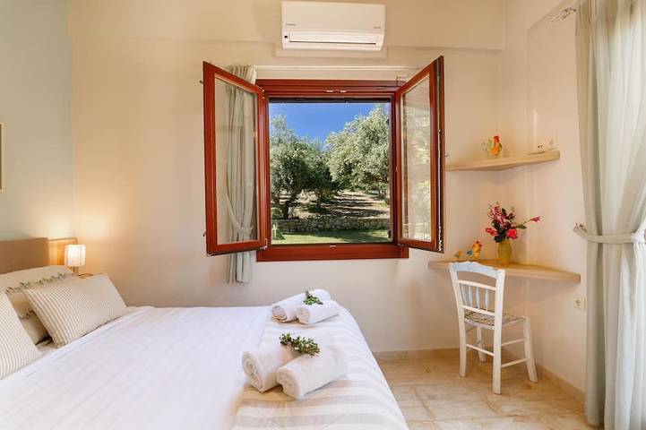 Lily's Cottage, secluded, Sea View Villa with private pool and amazing Garden in Région de Réthymnon