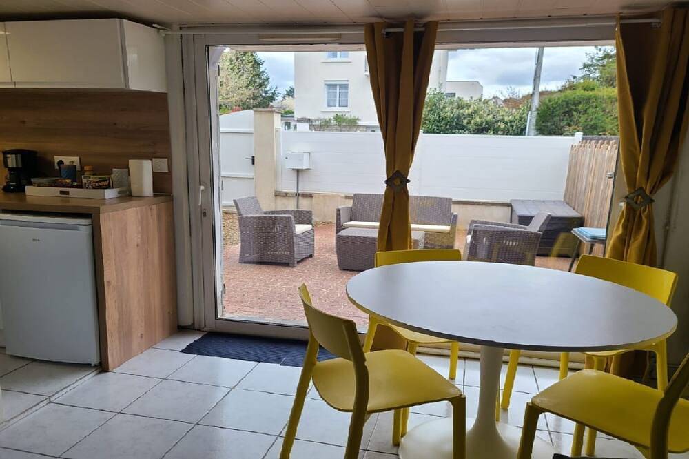 Entire apartment, Charming Amboise center apartment with private terrace in Amboise, Tours region