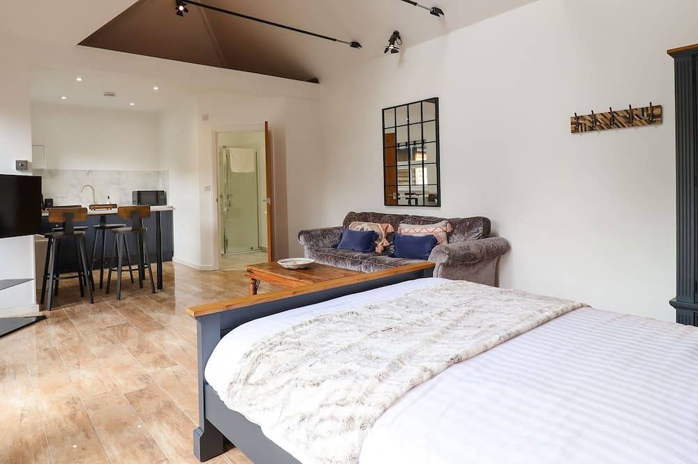 Dreamwood Lodge, pet friendly, with hot tub in Leaves Green in Bromley, London