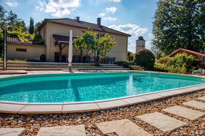 Gîte pour 8 personnes, avec piscine, adapté aux familles à Sainte-Alvère