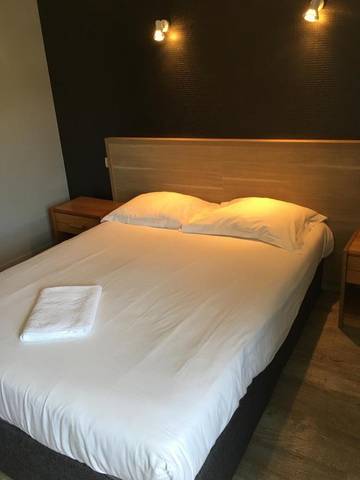 Hôtel pour 3 personnes, avec jardin à Gorron