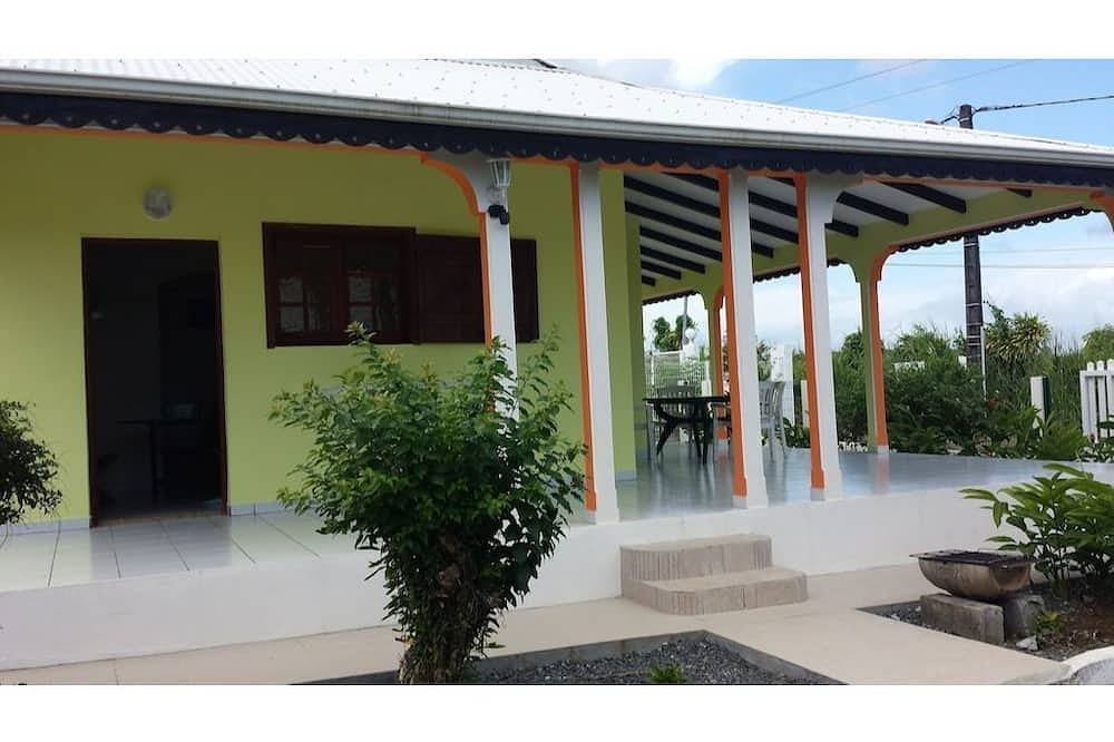 Spacious T3 gîtes, lovely terrace and shared swimming pool, sea view, peaceful setting in Capesterre-Belle-Eau, Guadeloupe (Caribbean)