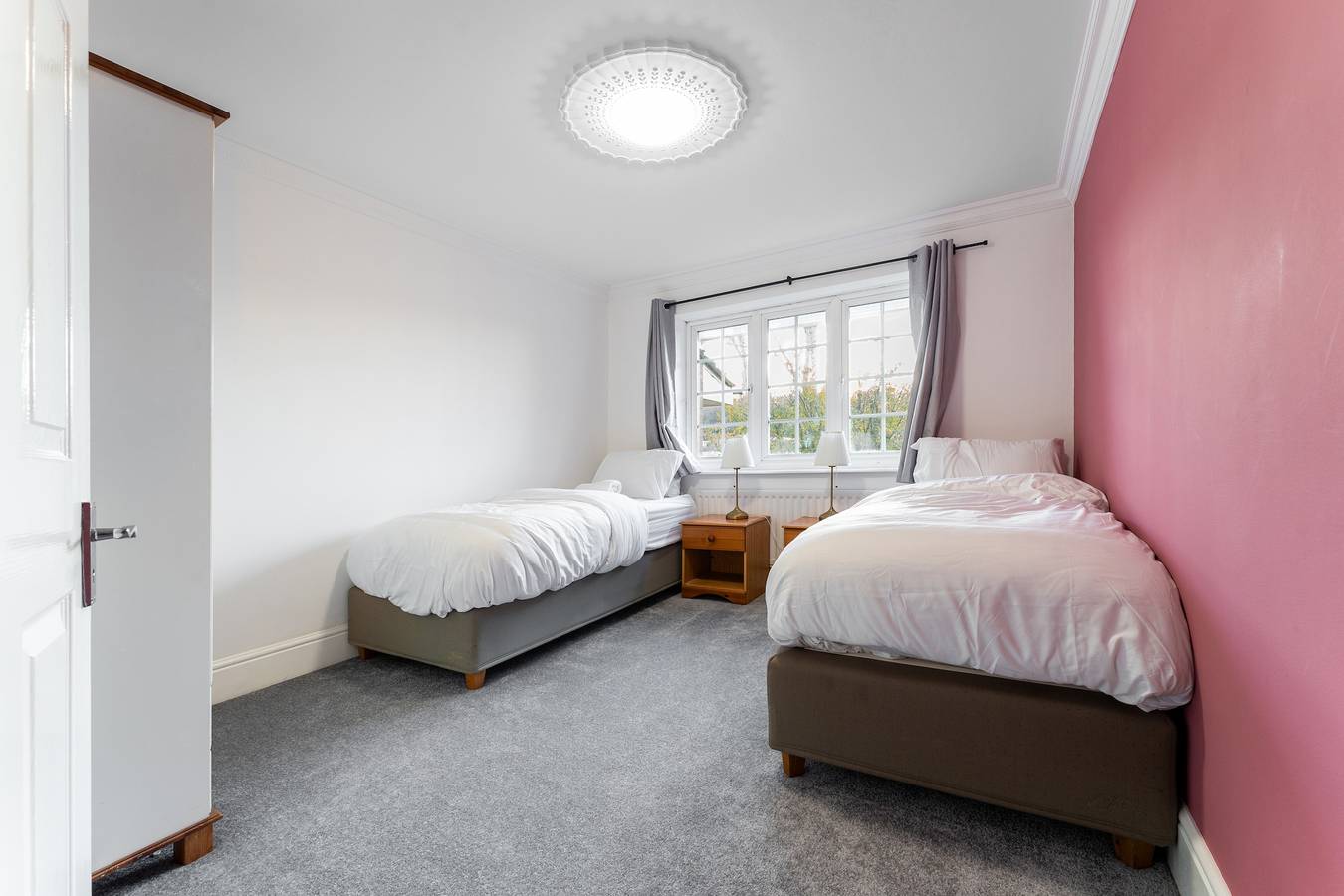 Purley House-Sleeps 8-Near Gatwick-Games Room in London Borough of Croydon, Londyn