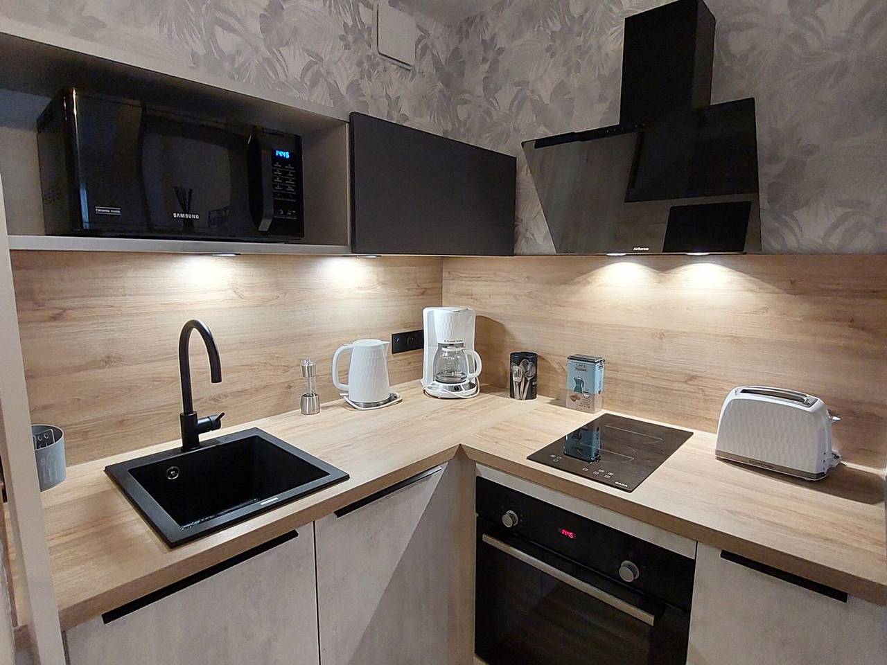 Studio entier, Studio au calme, plage et centre à pied, jardinet ensoleillé, parking privé in Saint-Georges-de-Didonne, Côte de Beauté
