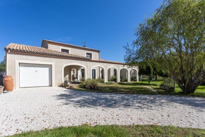 Location de vacances pour 2 personnes, avec Terrasse et Jardin ainsi que Piscine et Vue à Hautefage-la-Tour