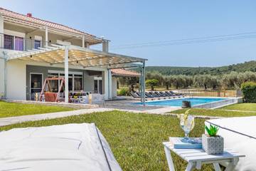 Location de vacances pour 10 personnes, avec jardin et balcon dans Skopelos