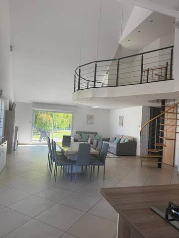 Location de vacances pour 10 personnes, avec terrasse et jardin à Vierzon