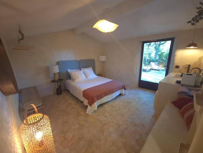 Location de vacances pour 2 personnes, avec terrasse ainsi que piscine et jardin, animaux acceptés à La Roquebrussanne - 3