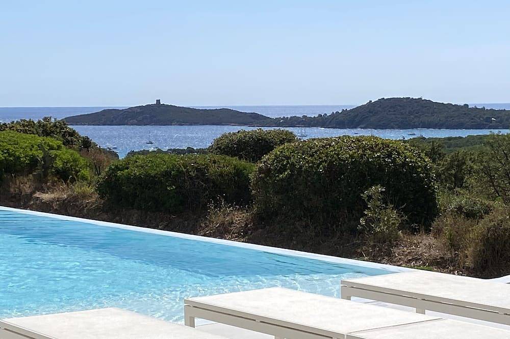 Villa Luxe Vues Magnifiques mer et Montagne Piscine Chauffée 6 ch 6 sdb air co in Pinarellu, Zonza