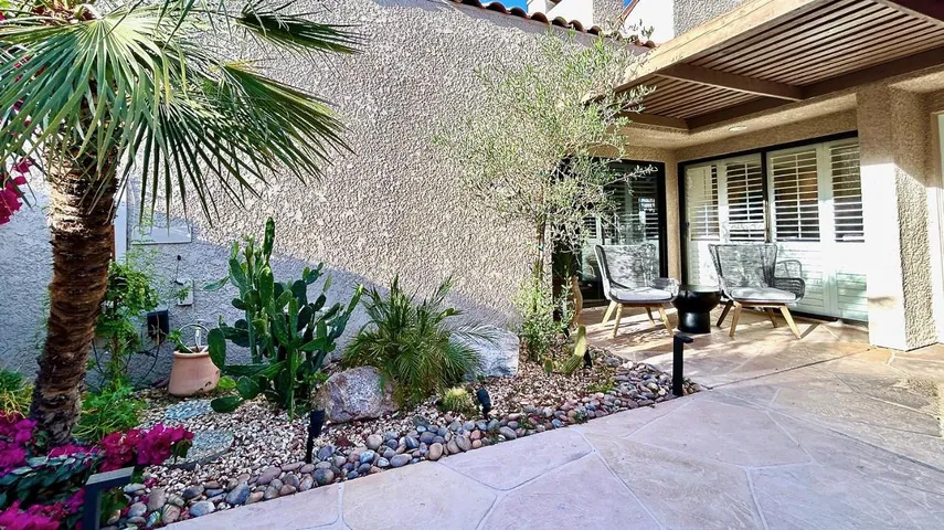 Holiday home for 4 people, with garden and lake view as well as pool, with pets - 1