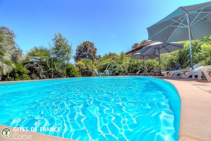 Location de vacances pour 4 personnes, avec Terrasse et Jardin ainsi que Piscine et Vue en Corse-du-Sud