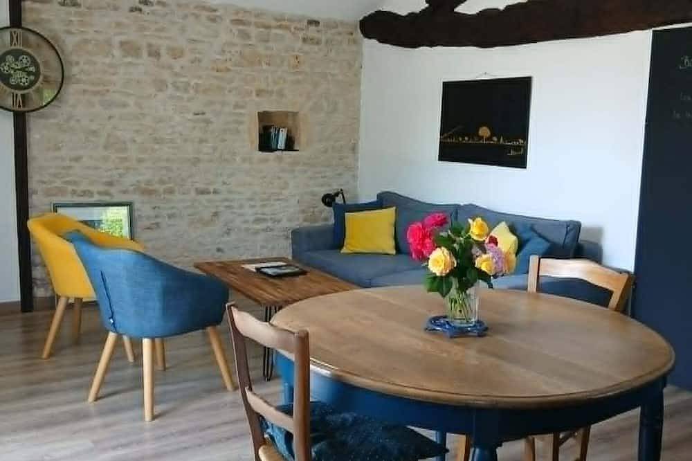 Charmant Cottage Avec Terrasse Et Vue Sur La Campagne in Bioussac, Charente