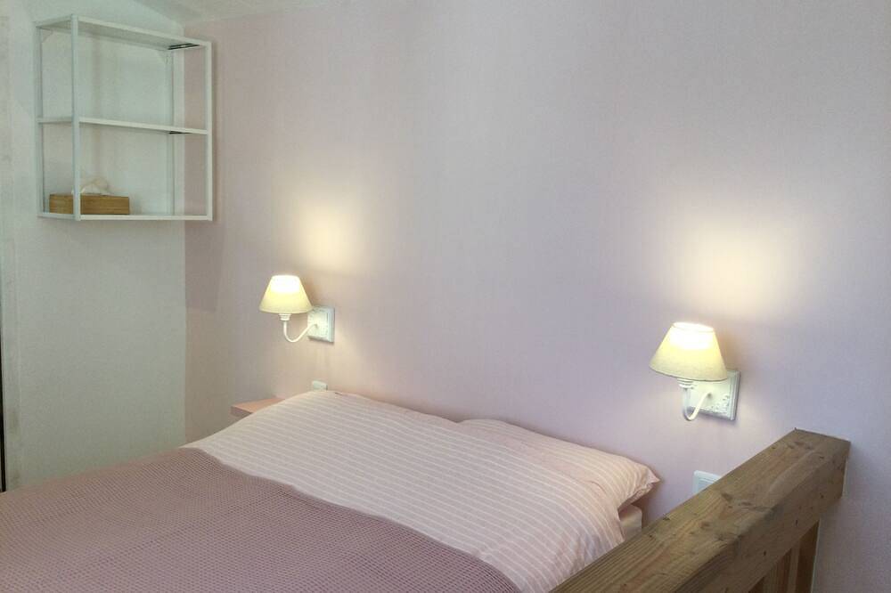 Self-contained studio near calanques Cassis Aix Marseille in Roquevaire, Marseille region