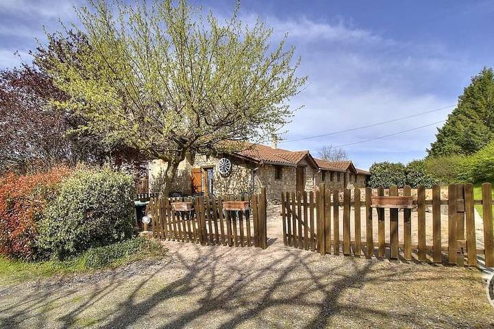 Location de vacances pour 15 personnes, avec Jardin à Brullioles