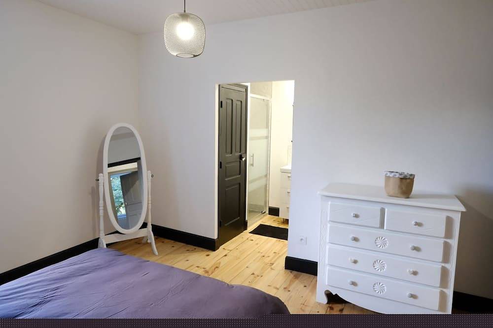 Gîte meublé \"La Maison d'à côté\" avec piscine sur terrain de 2500m² in Naucelle, Aveyron