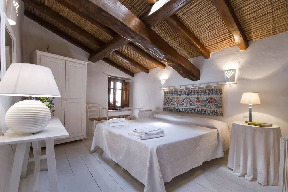 Casas de piedra antiguas - \"Domu Luscenti\" in Baunei, Provincia de Ogliastra
