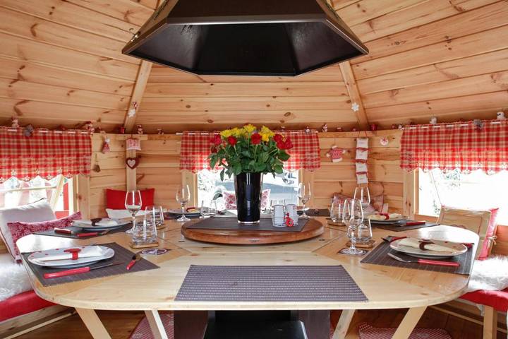 Location de vacances pour 2 personnes, avec Terrasse et Jacuzzi ainsi que Jardin et Vue à Saint-Bois