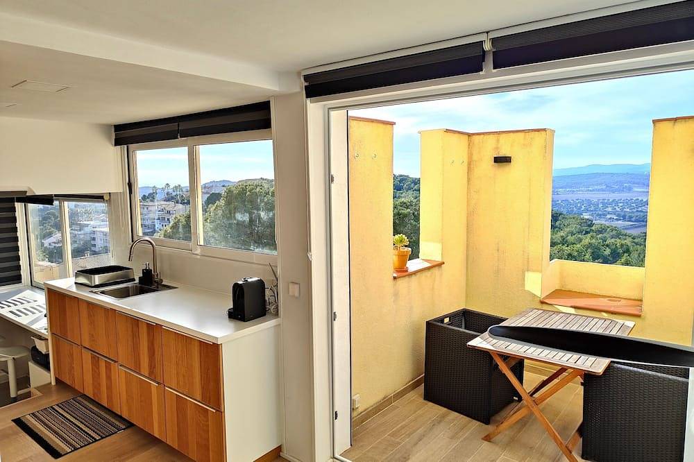 Entire apartment, Bright renovated apartment with views of the vineyards and sea plus pool in Sant Pere de Ribes, Garraf